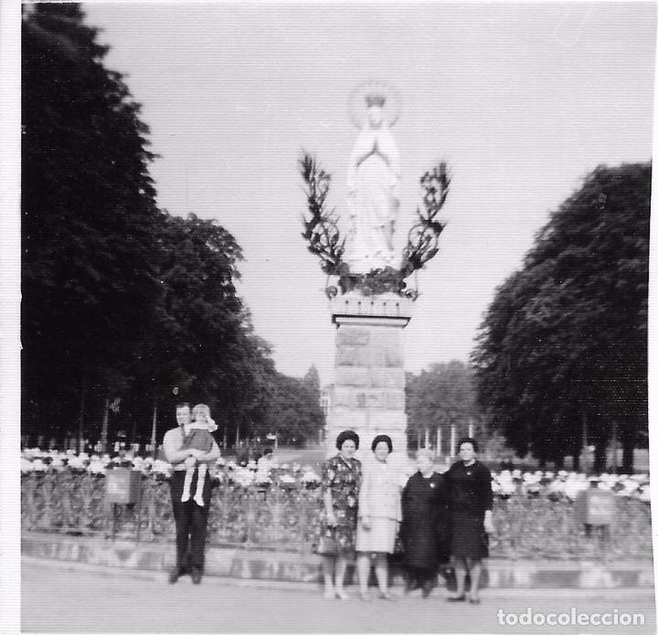 Fotografia antica: ** AM212 - FOTOGRAFIA - GRUPO DE AMIGOS JUNTO A UNA IMAGEN DE LA VIRGEN