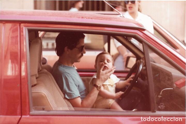 Fotografia antica: :::: PR261 - FOTOGRAFIA - SE&Ntilde;OR CON UN NI&Ntilde;ITO DENTRO DE UN COCHE
