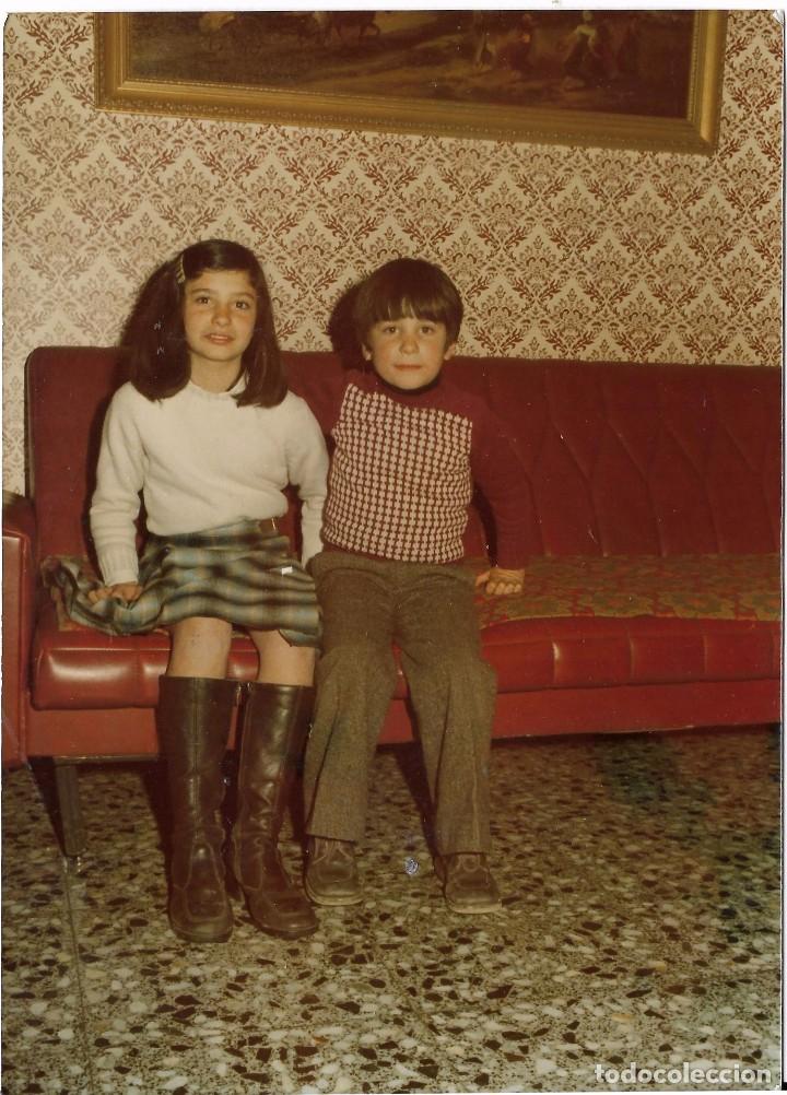 Fotograf&iacute;a antigua: :::: FF197 - FOTOGRAFIA - PAREJITA SENTADOS EN UN SOF&Aacute; - 17,5 X 11,5 CM.