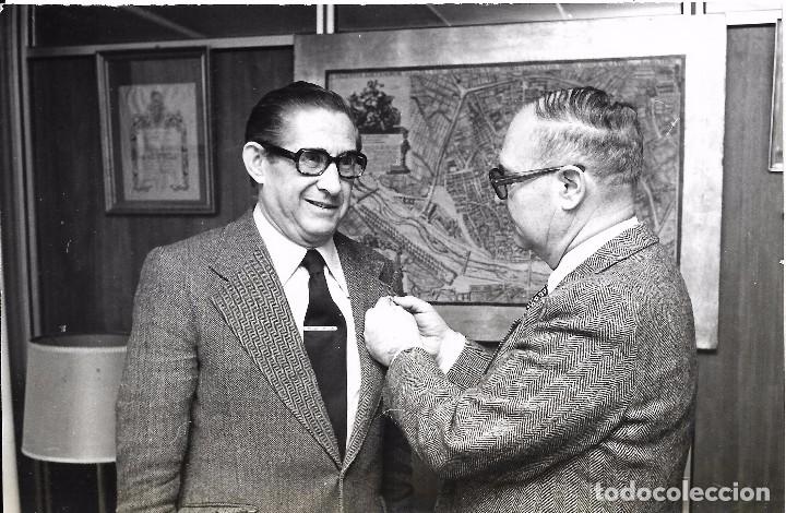 Fotograf&iacute;a antigua: :::: FF198 - FOTOGRAFIA - SE&Ntilde;OR COLOCANDO UNA INSIGNIA DE SOLAPA - 18 X 12 CM.