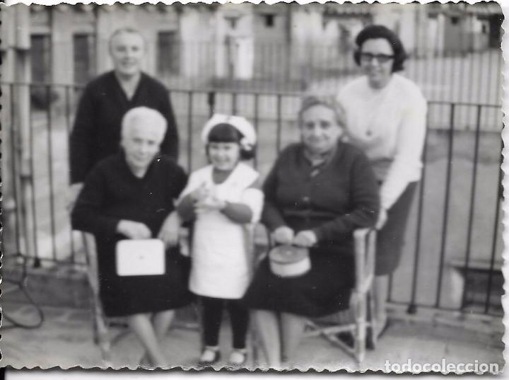 Fotografia antiga: ** T195 - FOTOGRAFIA - CUATRO SE&Ntilde;ORAS CON UNA NI&Ntilde;ITA