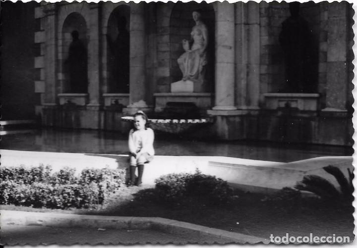 Fotografia antiga: :::: T669 - FOTOGRAFIA - NI&Ntilde;A EN UN BONITO PAISAJE