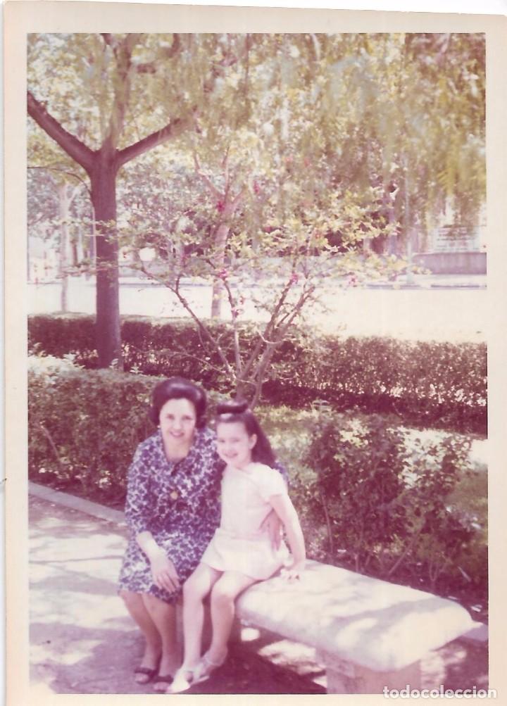 Fotograf&iacute;a antigua: *** AM333 - FOTOGRAFIA - SE&Ntilde;ORA CON UNA JOVENCITA SENTADAS EN UN BANCO