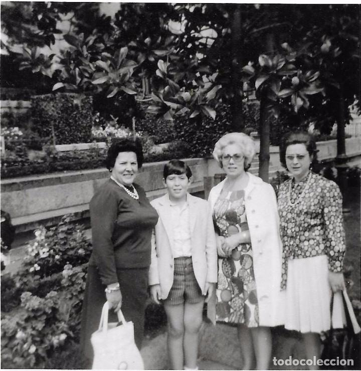 Fotograf&iacute;a antigua: ** AM221 - FOTOGRAFIA - TRES SE&Ntilde;ORAS CON UN JOVENCITO