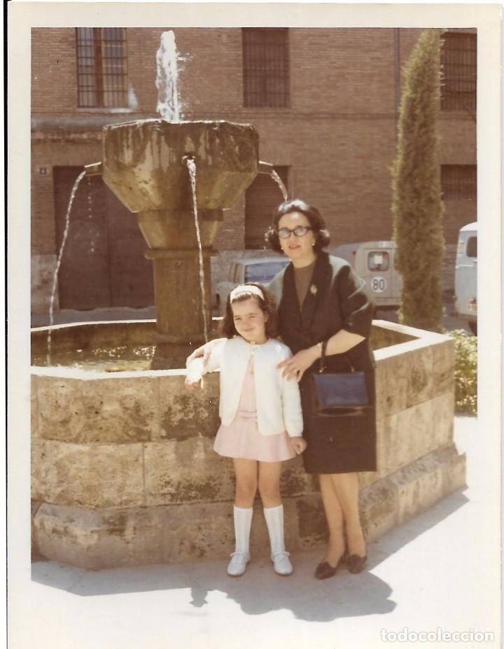 Fotograf&iacute;a antigua: *** AM364 - FOTOGRAFIA - SE&Ntilde;ORA CON UNA JOVENCITA JUNTO A UNA FUENTE