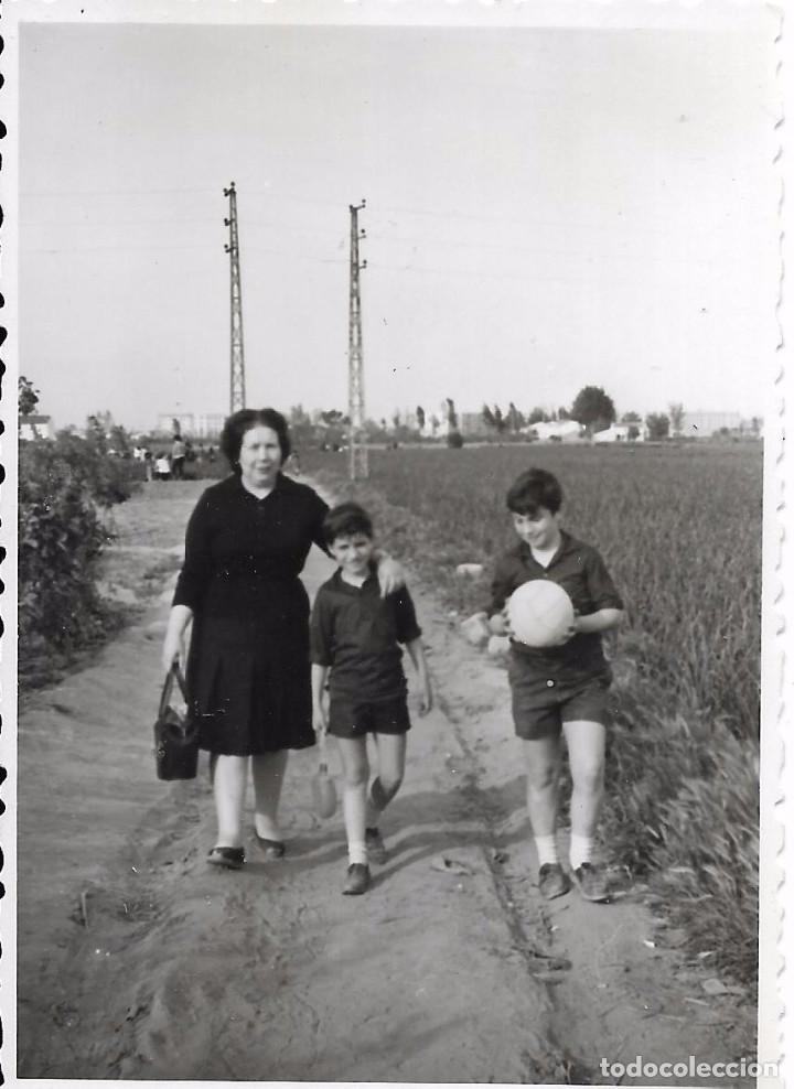 Fotograf&iacute;a antigua: ** AM416 - FOTOGRAFIA - SE&Ntilde;ORA CON DOS JOVENCITOS POR UN CAMINO