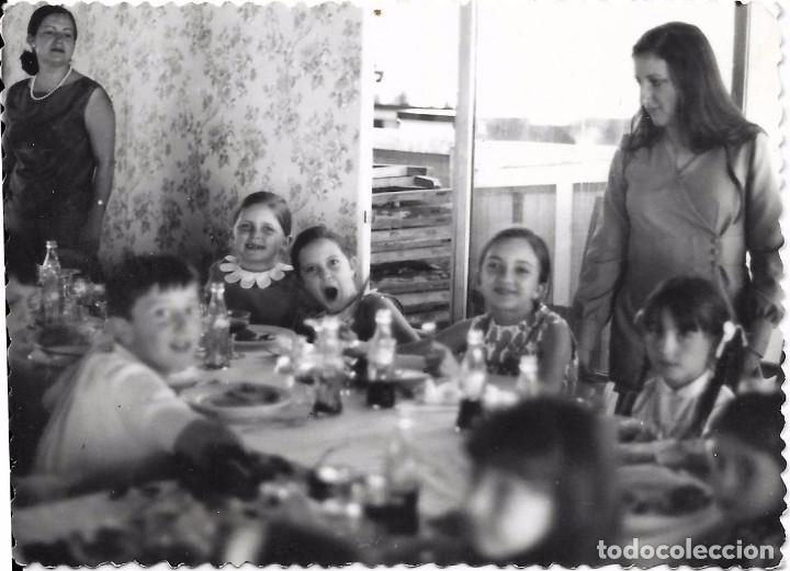 Fotograf&iacute;a antigua: ** AM421 - FOTOGRAFIA - GRUPO DE JOVENCITOS EN UNA COMIDA