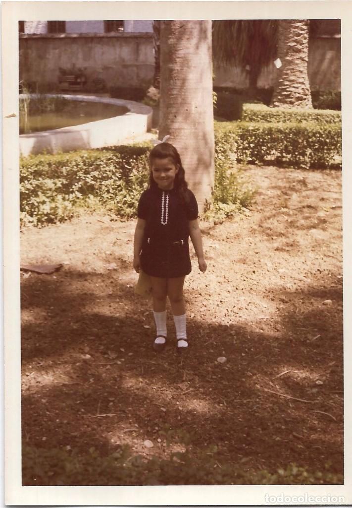 Fotograf&iacute;a antigua: *** AM394 - FOTOGRAFIA - NI&Ntilde;A EN UN JARDIN