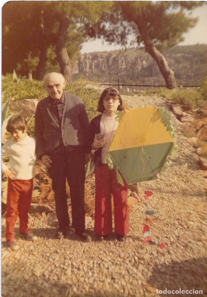 Fotografia antiga: *** AM540 - FOTOGRAFIA - SE&Ntilde;OR Y DOS JOVENCITOS CON UNA COMETA EN LAS MANOS DE LA NI&Ntilde;A