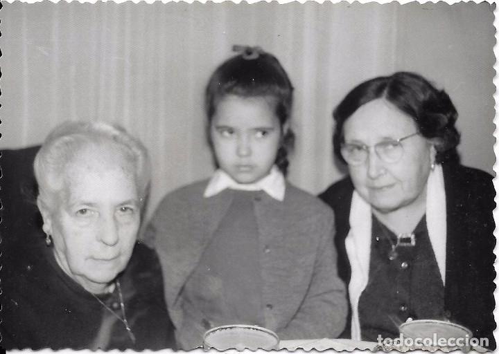 Fotografia antiga: ** AM444 - FOTOGRAFIA - DOS SE&Ntilde;ORAS CON UNA JOVENCITA