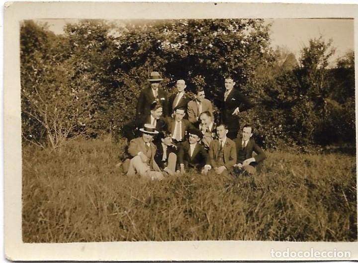 Fotografia antiga: ** FA823 - FOTOGRAFIA PEQUE&Ntilde;O FORMATO - GRUPO DE AMIGOS - 6,5 X 4,5 CM.