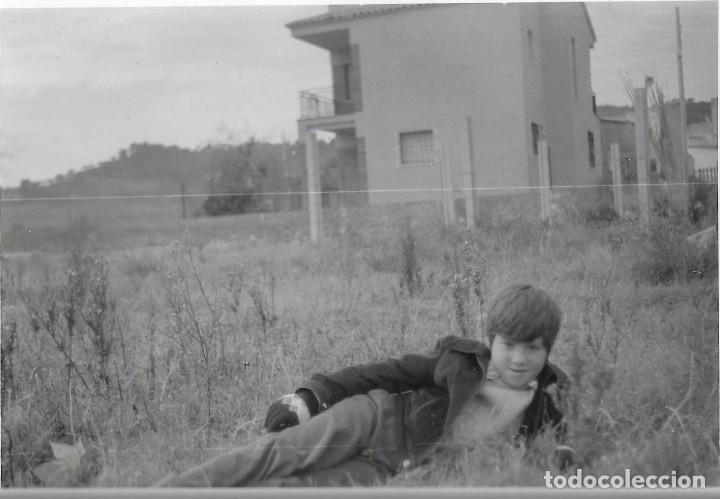 Fotografia antiga: :::: C866 - FOTOGRAFIA - JOVENCITO TUMBADO EN EL CAMPO