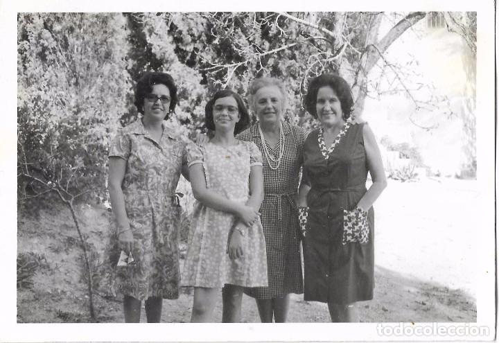 Fotografia antiga: :::: CC96 - FOTOGRAFIA - TRES SE&Ntilde;ORAS CON UNA JOVENCITA