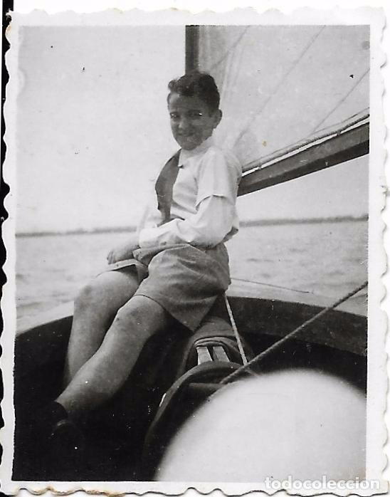 Alte Fotografie: ** FA828 - FOTOGRAFIA PEQUE&Ntilde;O FORMATO - JOVENCITO EN UNA BARCA - 5,7 X 4,5 CM.