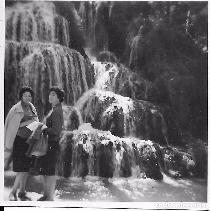 Fotografia antiga: :::: WW79 - FOTOGRAFIA PEQUE&Ntilde;O FORMATO - DOS SE&Ntilde;ORAS JUNTO A LA CASCADA IRIS - 6 X 6 CM.
