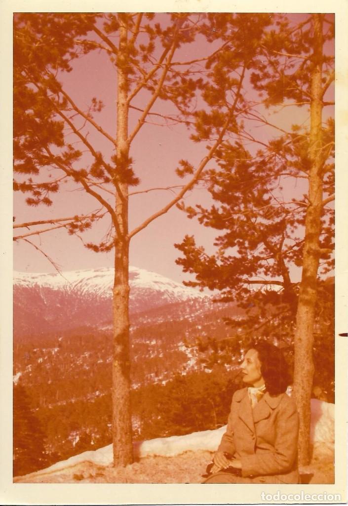 Fotografia antiga: *** QW468 - FOTOGRAFIA - SE&Ntilde;ORA EN BONITO PAISAJE