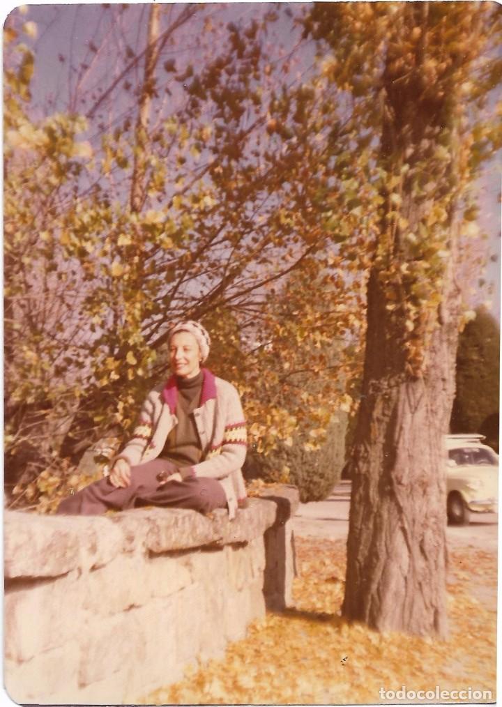 Fotografia antiga: *** QW435 - FOTOGRAFIA - JOVEN SENTADA EN UN MURO