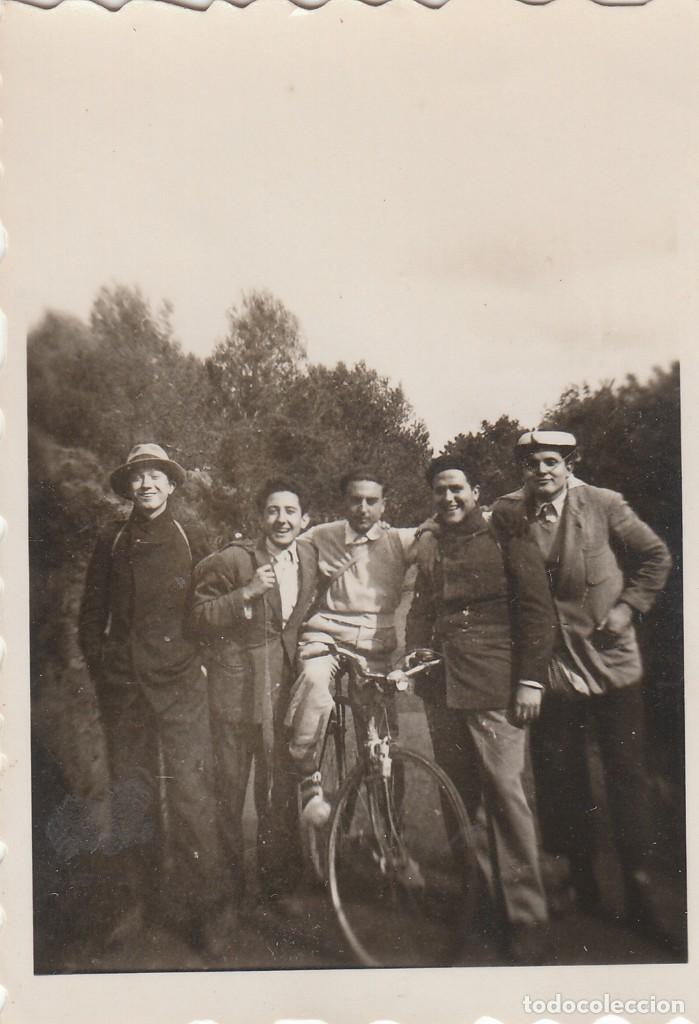Fotograf&iacute;a antigua: Bonita fotograf&iacute;a. Grupo de amigos con una antigua bicicleta. A&ntilde;os 40. Ciclista.