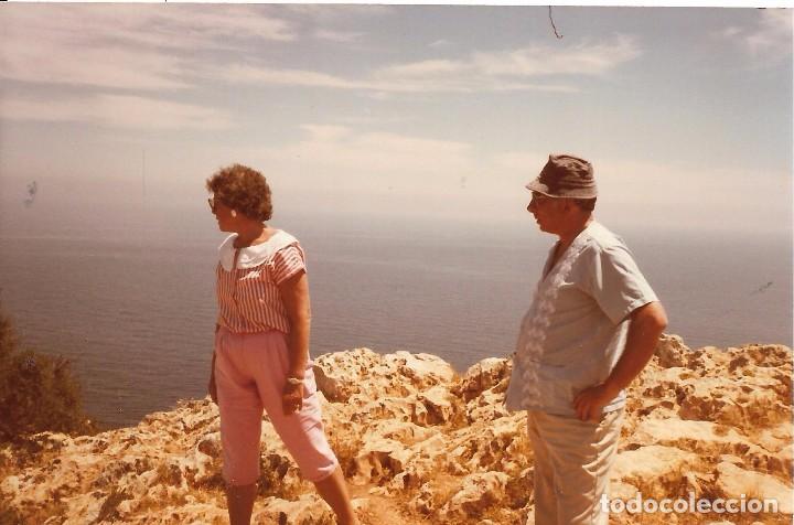 Fotografia antiga: *** QW416 - FOTOGRAFIA - PAREJA EN UN BONITO PAISAJE