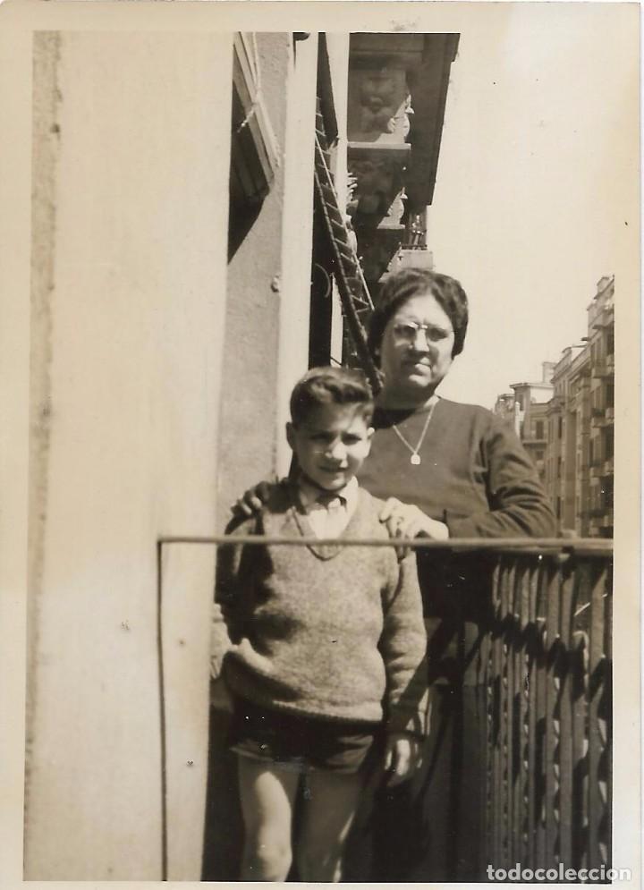 Fotografia antiga: ** AM465 - FOTOGRAFIA - SE&Ntilde;ORA CON UN JOVENCITO EN UN BALCON