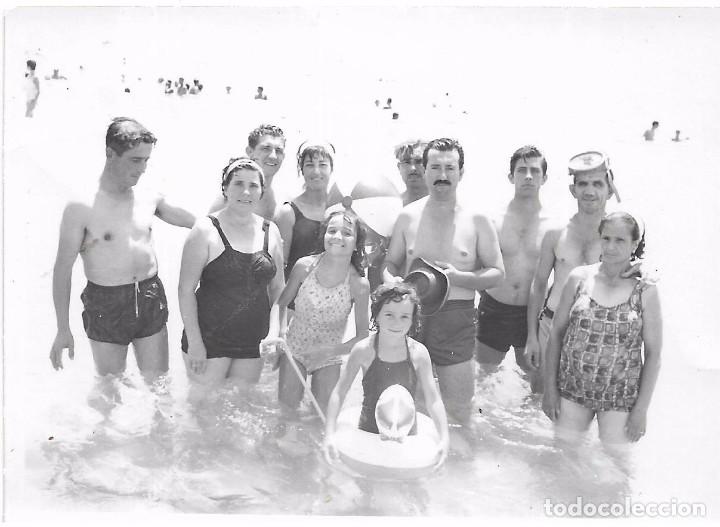 Fotografia antiga: == AM468 - FOTOGRAFIA - GRUPO DE AMIGOS EN LA PLAYA