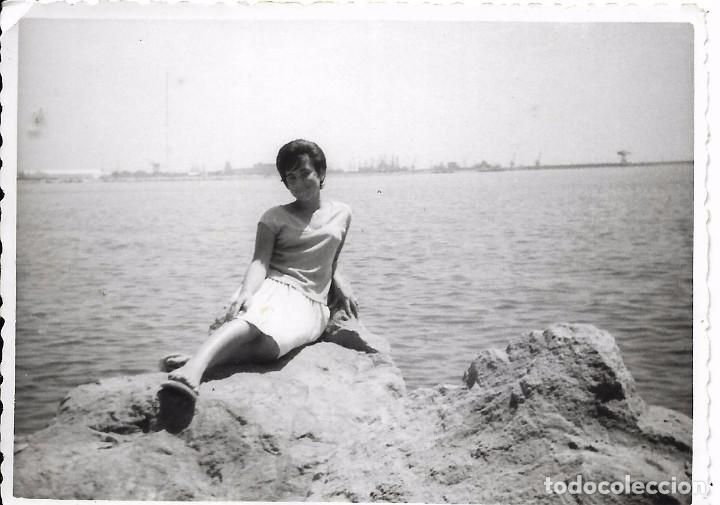 Fotografia antiga: ** AM472 - FOTOGRAFIA - SE&Ntilde;ORA JUNTO AL MAR - RF. C85