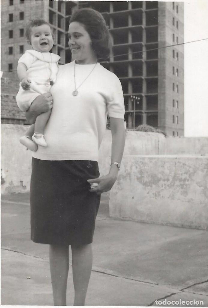 Fotografia antiga: ** AM473 - FOTOGRAFIA - SE&Ntilde;ORA CON SU NI&Ntilde;ITO EN BRAZOS - RF. C85