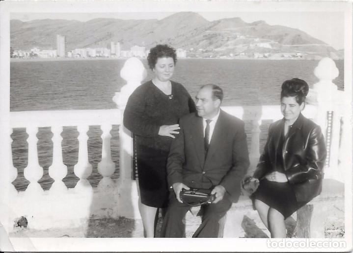 Fotografia antiga: ** AM479 - FOTOGRAFIA - TRES AMIGOS JUNTO AL MAR - RF. C85