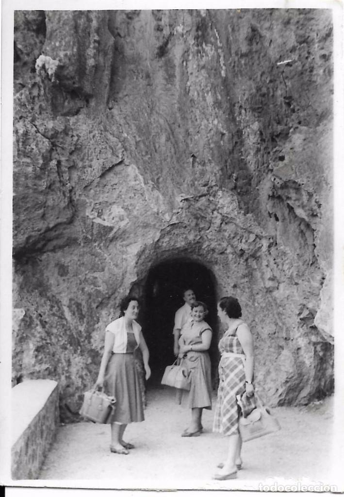 Fotografia antiga: ** AM619 - FOTOGRAFIA - AMIGOS DELANTE DE UNA CUEVA O TUNEL - RF. C85