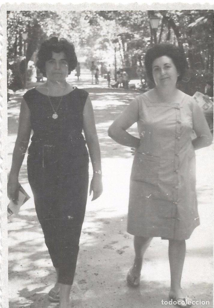 Fotografia antiga: ** AM621 - FOTOGRAFIA - DOS AMIGAS DE PASEO - RF. C85
