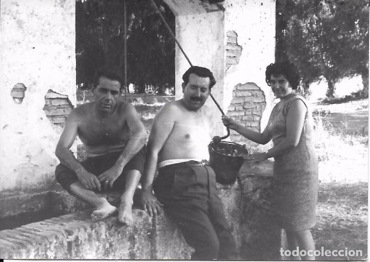 Fotografia antiga: ** AM626 - FOTOGRAFIA - TRES AMIGOS JUNTO A UN POZO - RF. C85