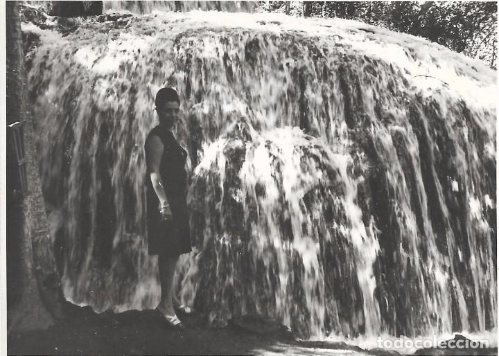 Fotografia antiga: == A595 - FOTOGRAFIA - SE&Ntilde;ORA JUNTO A UNA CASCADA