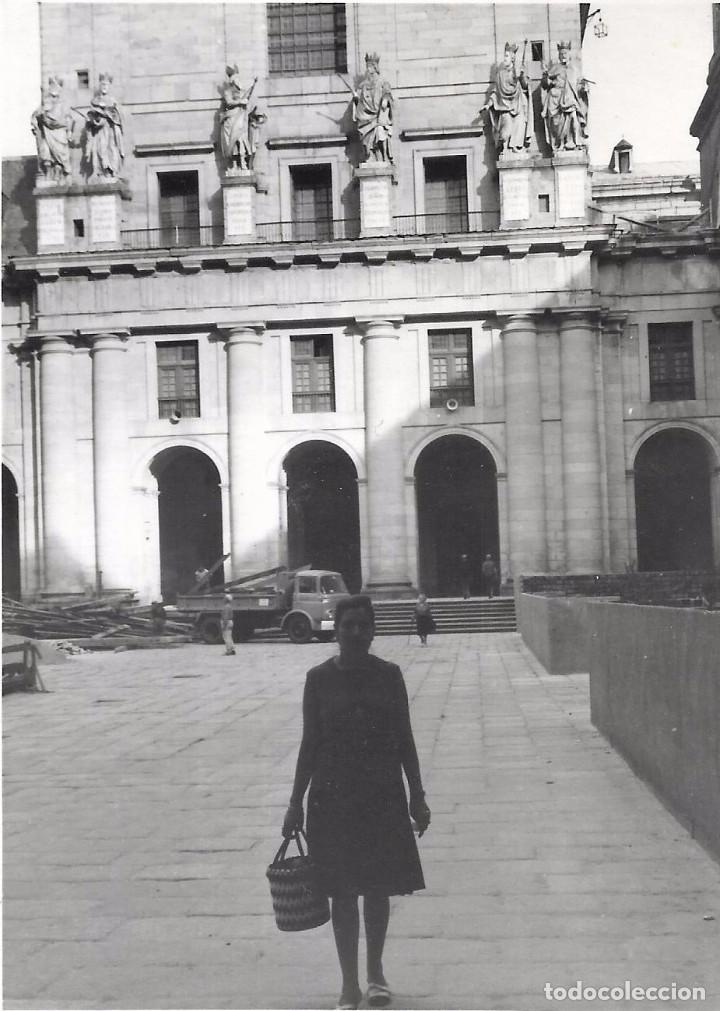 Fotografia antiga: == A593 - FOTOGRAFIA - SE&Ntilde;ORA EN UNA PLAZA - DETRAS UN CAMION APARCADO