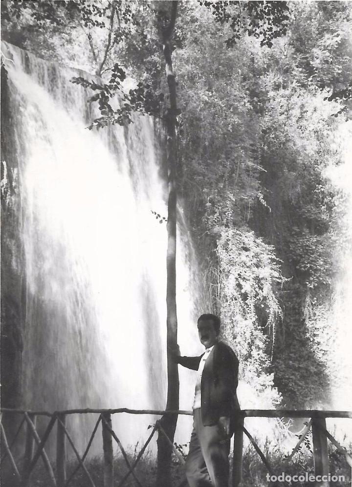 Alte Fotografie: == A584 - FOTOGRAFIA - SE&Ntilde;OR JUNTO A UNA CASCADA