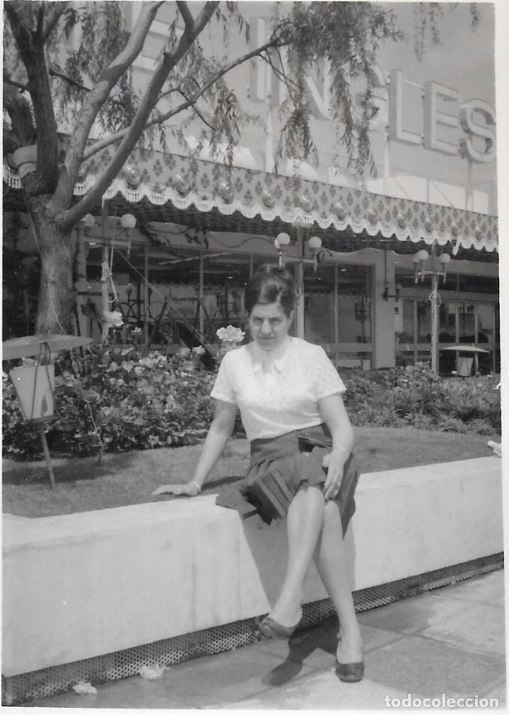 Alte Fotografie: ** AM635 - FOTOGRAFIA - JOVEN SENTADA ENFRENTE DE UNAS GALERIAS - RF. C85