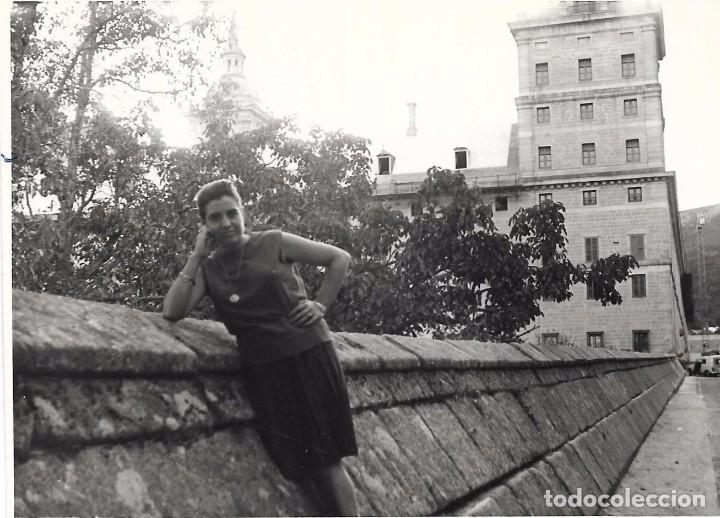 Alte Fotografie: == A560 - FOTOGRAFIA - SE&Ntilde;ORA EN UN BONITO PAISAJE