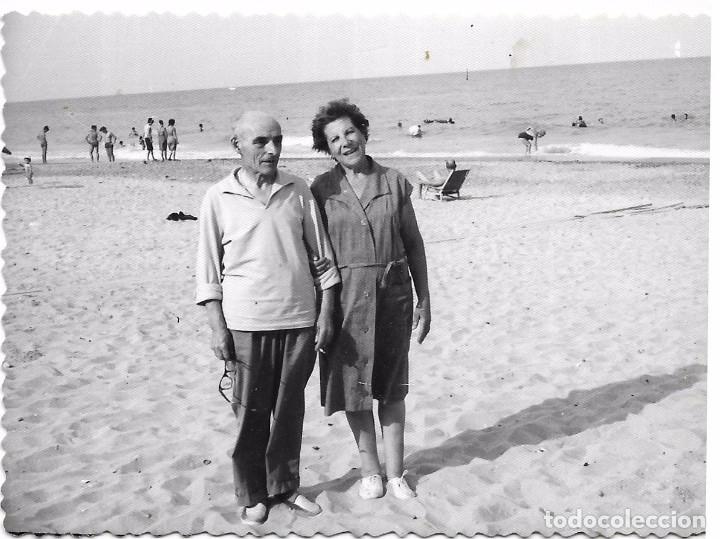 Fotografia antiga: ^^^ AM831 - FOTOGRAFIA - PAREJA EN LA PLAYA