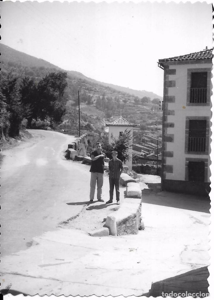 Fotografia antiga: ^^^ AM834 - FOTOGRAFIA - SE&Ntilde;OR Y JOVENCITO EN UN BONITO PAISAJE
