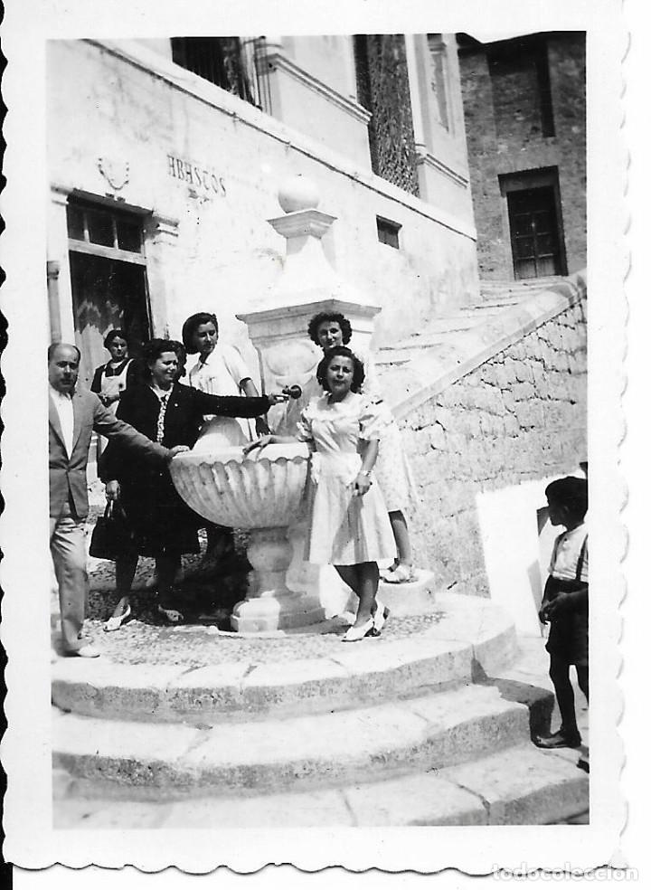 Alte Fotografie: ** AD172 - FOTOGRAFIA - GRUPO DE AMIGOS JUNTO A UNA FUENTE