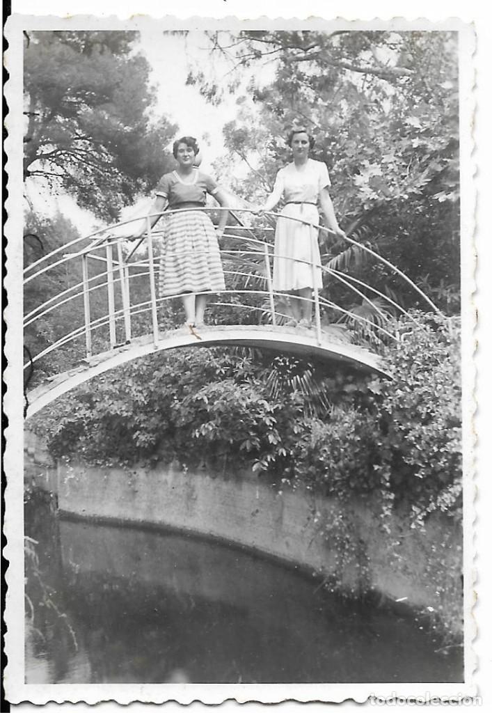 Alte Fotografie: ** AD175 - FOTOGRAFIA - DOS AMIGAS EN UN PUENTE