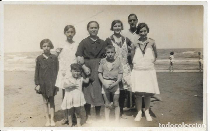 Fotografia antiga: == AD380 - FOTOGRAFIA - GRUPO FAMILIAR EN LA PLAYA