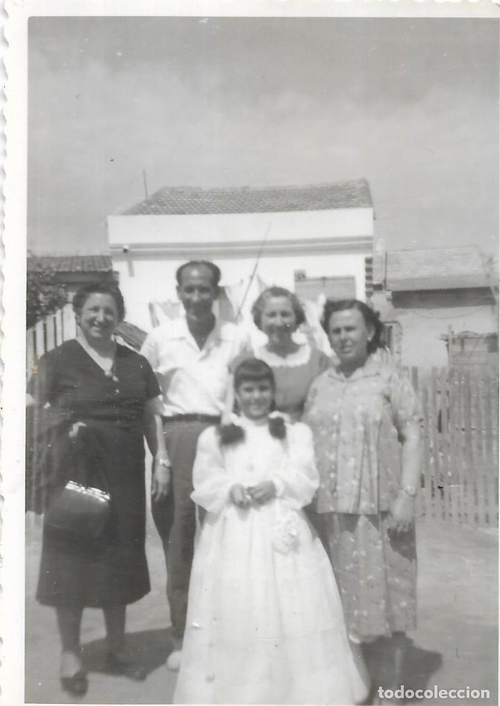 Fotografia antiga: == AD494 - FOTOGRAFIA - JOVENCITA DE PRIMERA COMUNION CON SU FAMILIA