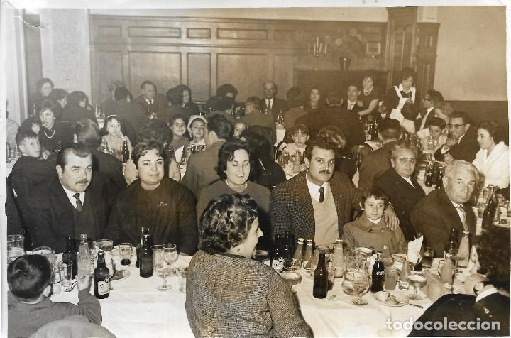 Fotografia antiga: :::: AA245 - FOTOGRAFIA - GRUPO DE GENTE EN UN BANQUETE - 17 X 11,5 CM.