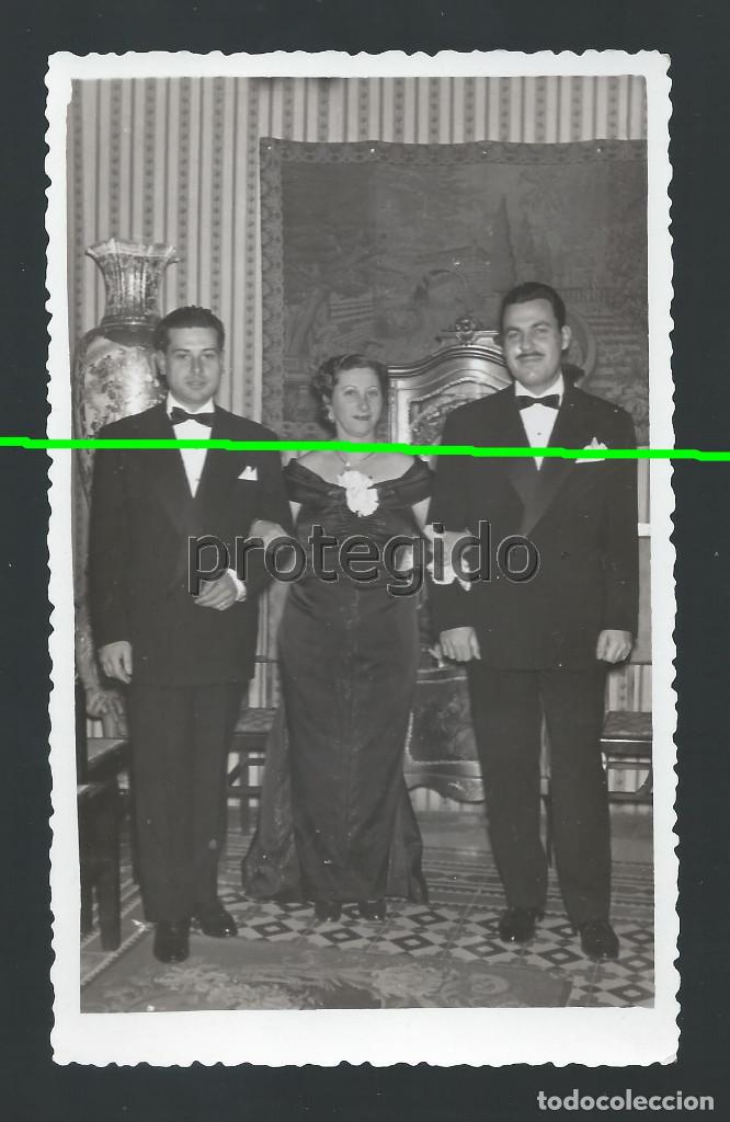 Fotograf&iacute;a antigua: ANTES DE IR AL CASINO DE MURCIA. NOCHEVIEJA. 1 ENERO 1955. FOTOS APARICIO. BO