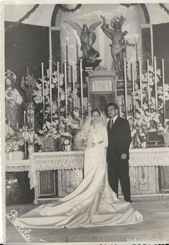 Fotografia antiga: :::: P230 - FOTOGRAFIA - PAREJA DE NOVIOS DELANTE DEL ALTAR - 17,5 X 12,5 CM.