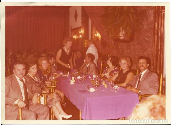Fotografia antiga: :::: P228 - FOTOGRAFIA - GRUPO DE AMIGOS EN UNA FIESTA - 17,5 X 12,5 CM.