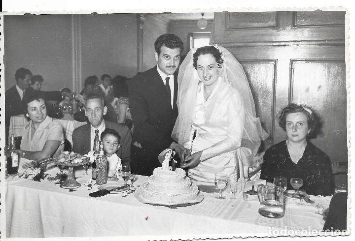Fotografia antiga: *** P227 - FOTOGRAFIA - PAREJA DE NOVIOS PARTIENDO LA TARTA - 17,5 X 11,5 CM.