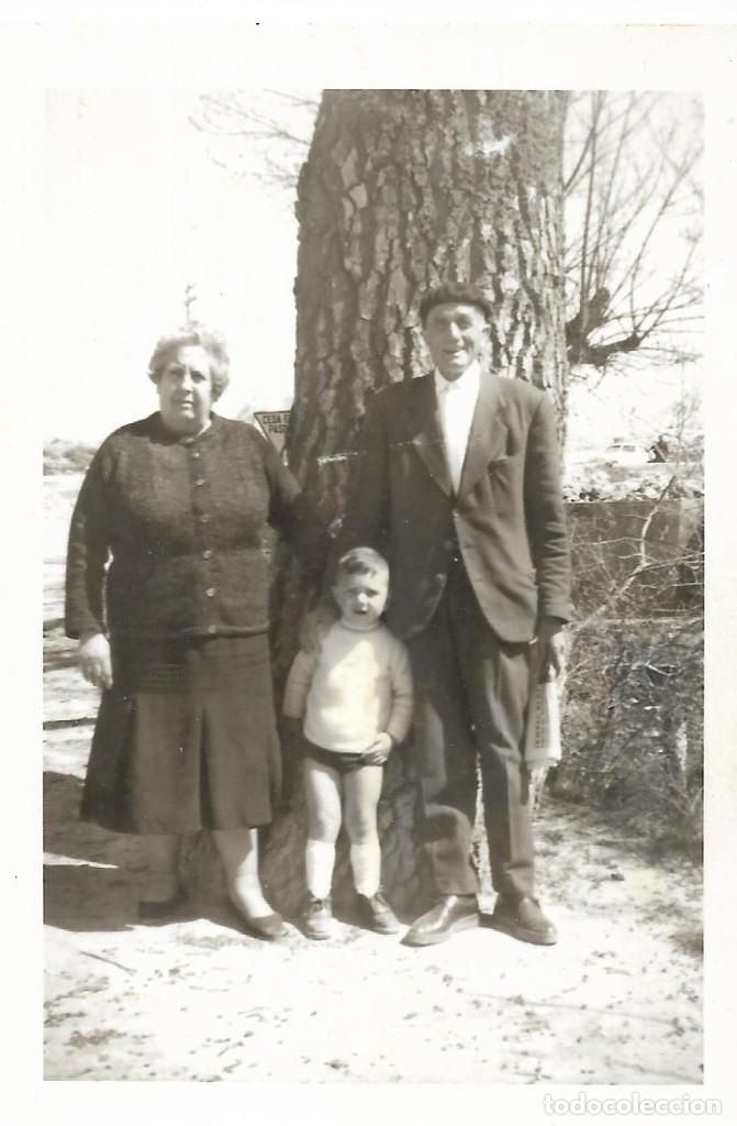Fotografia antiga: == AD496 - FOTOGRAFIA - PAREJA MAYOR CON UN NI&Ntilde;ITO JUNTO A UN ARBOL
