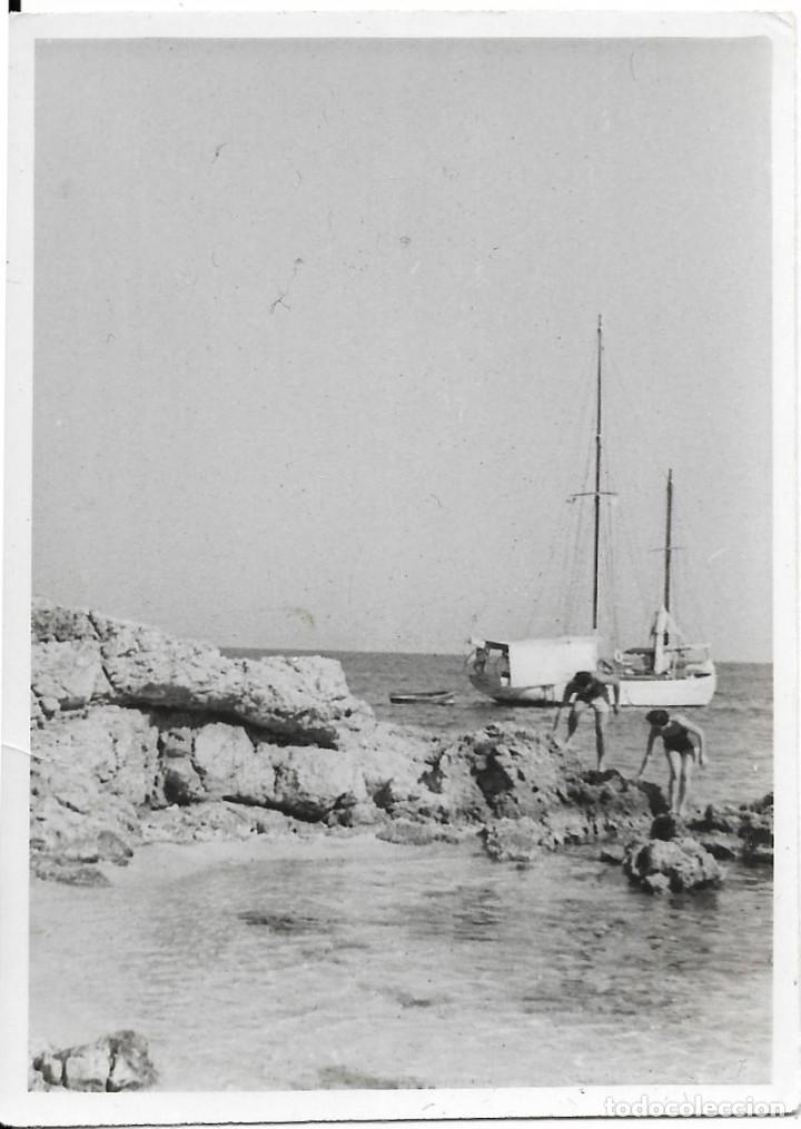 Fotografia antiga: == AD497 - FOTOGRAFIA - PAREJA EN UNAS ROCAS CON UN YATE DETRAS DE ELLOS
