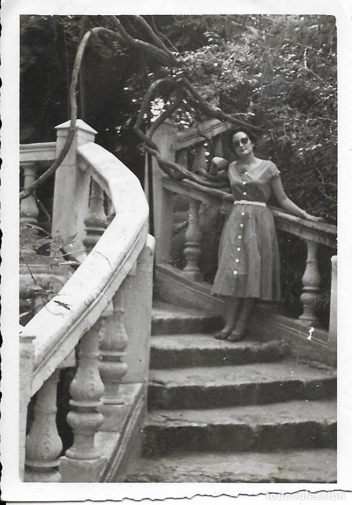 Fotografia antiga: == AD505 - FOTOGRAFIA - SE&Ntilde;ORA EN UNA ESCALERA